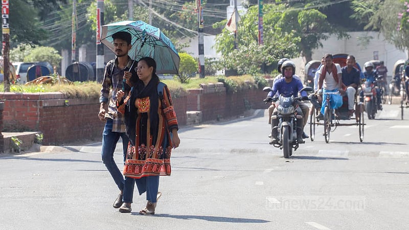 চৈত্রের প্রখর রোদ থেকে বাঁচতে বৃহস্পতিবার ছাতা মাথায় অনেককে চলাচল করতে দেখা যায় ঢাকা বিশ্ববিদ্যালয় এলাকায়। ছবি: আসিফ মাহমুদ অভি