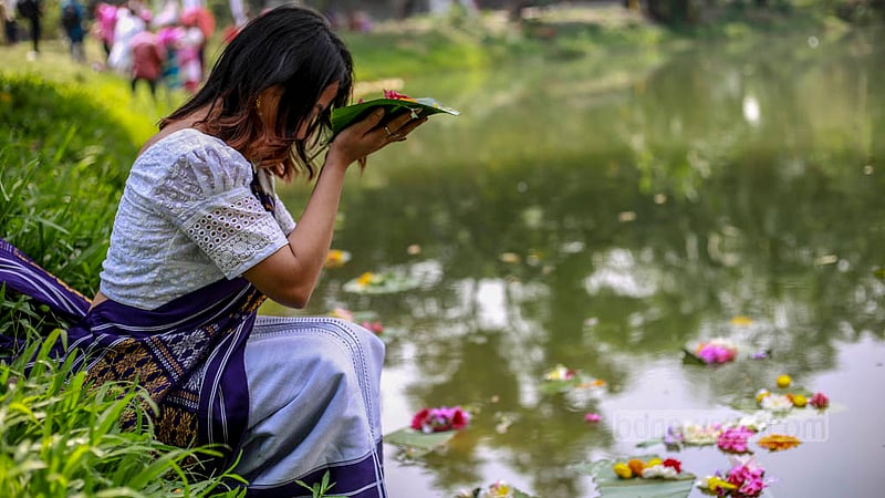 বৈসাবিতে ঢাকার রমনা পার্কে বুধবার দেবতার উদ্দেশে লেকের পানিতে ফুল ভাসাচ্ছেন এক তরুণী।&amp;nbsp;ছবি: তাওহীদুজ্জামান তপু