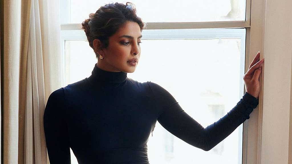 সম্পত্তি বেচে মুম্বাইয়ের পাট চুকাচ্ছেন প্রিয়াঙ্কা?
