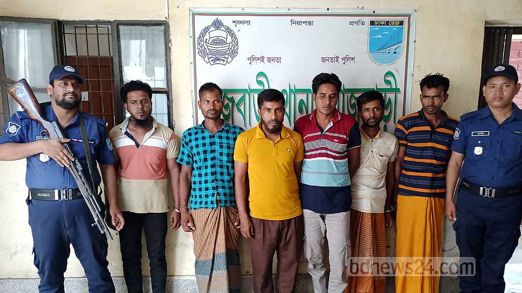 রাজবাড়ীতে ‘গরু চোর চক্রের’ ছয়জন গ্রেপ্তার, ট্রাক উদ্ধার