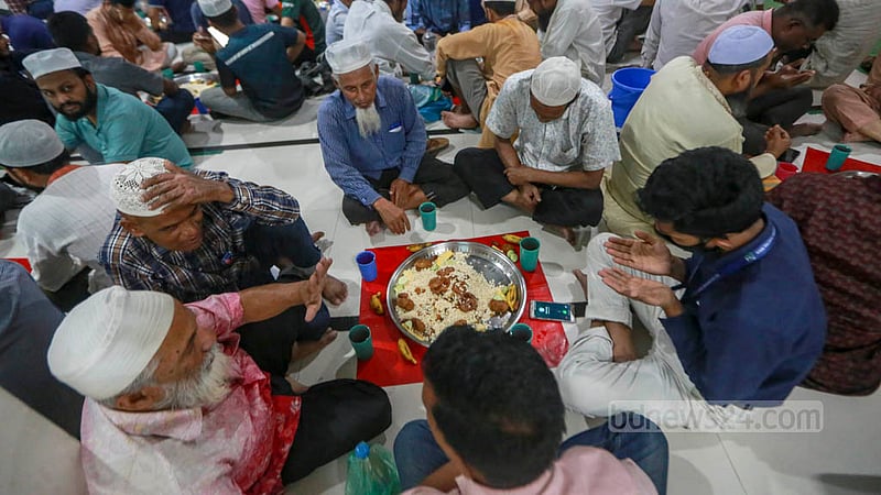জাতীয় মসজিদ বায়তুল মোকাররমে বৃহস্পতিবার ইফতারের অপেক্ষায় রোজাদারেরা। ছবি: তাওহীদুজ্জামান তপু