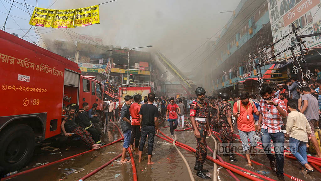 নিউ সুপার মার্কেটে অগ্নিকাণ্ডে আশপাশের সব মার্কেট বন্ধ
