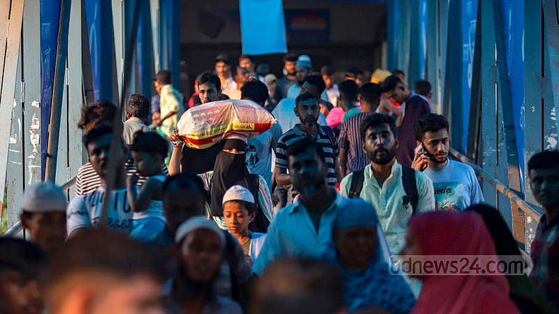 ঈদযাত্রায় সদরঘাট লঞ্চ টার্মিনালে গত বছরের মতো ভিড় নেই এবার।&amp;nbsp;ছবি: মাহমুদ জামান অভি