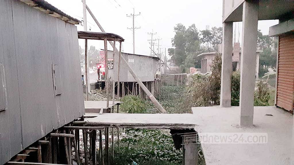 কুমিল্লার বেরুলা খাল: দখলে দখলে প্রাণ যায় যায়