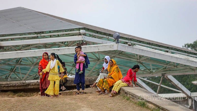 ঢাকার চন্দ্রিমা উদ্যানে শুক্রবার বিকালে কেউ এসেছে পরিবার নিয়ে ঘুরতে, তো কেউ এসেছে একাই।&amp;nbsp;ছবি: মাহমুদ জামান অভি