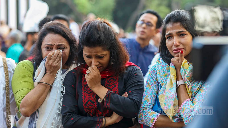 কেন্দ্রীয় শহীদ মিনারে পঙ্কজ ভট্টাচার্যেকে শ্রদ্ধা জানাতে এসে অনেকেই কান্নায় ভেঙ্গে পড়েন।&amp;nbsp;ছবি: মাহমুদ জামান অভি