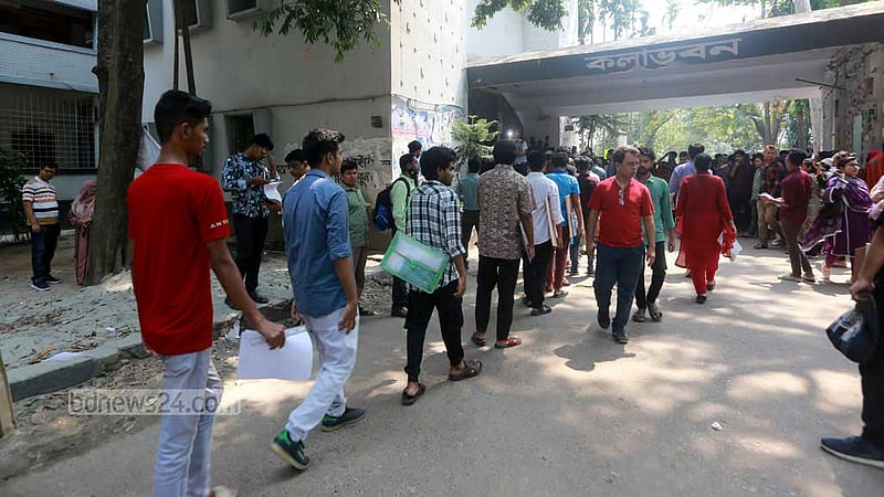 ঢাকা বিশ্ববিদ্যালয়ের চারুকলা ইউনিটের ভর্তি পরীক্ষায় অংশ নিতে শনিবার সকালে বিশ্ববিদ্যালয় কলাভবন কেন্দ্রে প্রবেশ করছেন পরীক্ষার্থীরা।&amp;nbsp;ছবি: তাওহীদুজ্জামান তপু