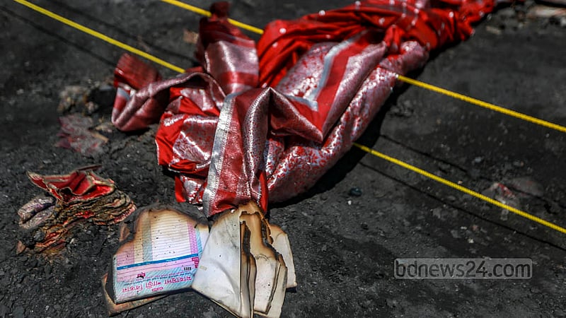 ঢাকার বঙ্গবাজারে বৃহস্পতিবার পোড়া শাড়ির পাশে পড়ে আছে দোকানের ক্যাশ মেমো।&amp;nbsp;ছবি: তাওহীদুজ্জামান তপু