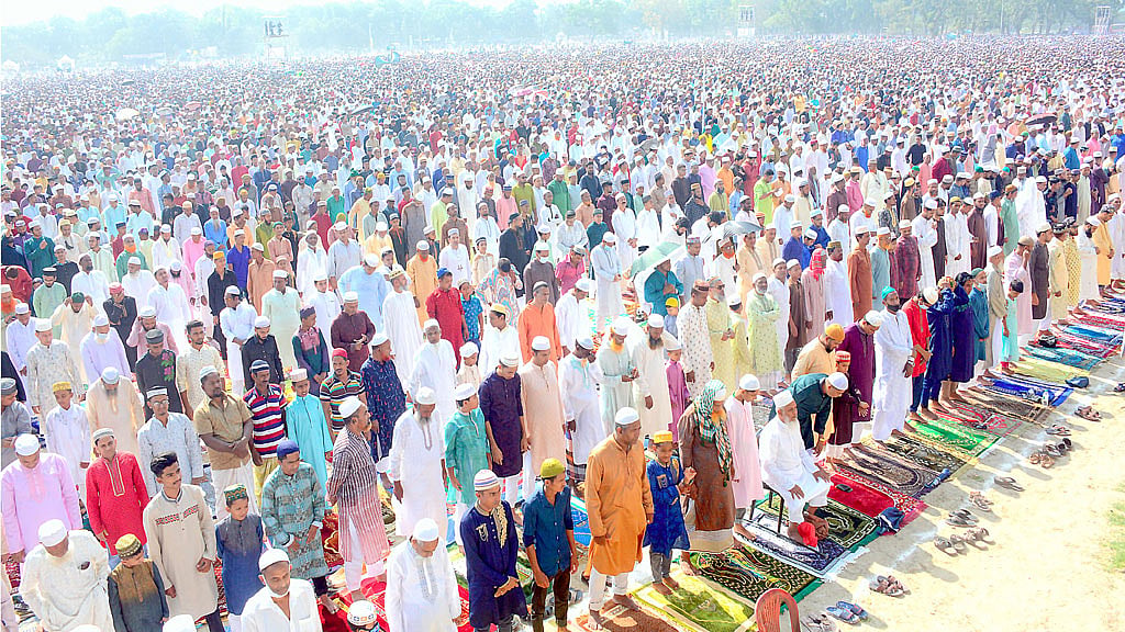 গোর-এ শহীদ ঈদগাহ ময়দানে লাখো মানুষের নামাজ আদায়