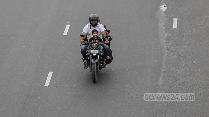 ঈদের ছুটিতে ফাঁকা রাস্তা পেয়ে ঢাকায় মোটরসাইকেলে পরিবার নিয়ে ঘুরতে বেরিয়েছেন। সবার মাথায় হেলমেট থাকলেও বাইকের সামনে থাকা শিশুর সুরক্ষা নেই।&amp;nbsp;ছবি: মাহমুদ জামান অভি