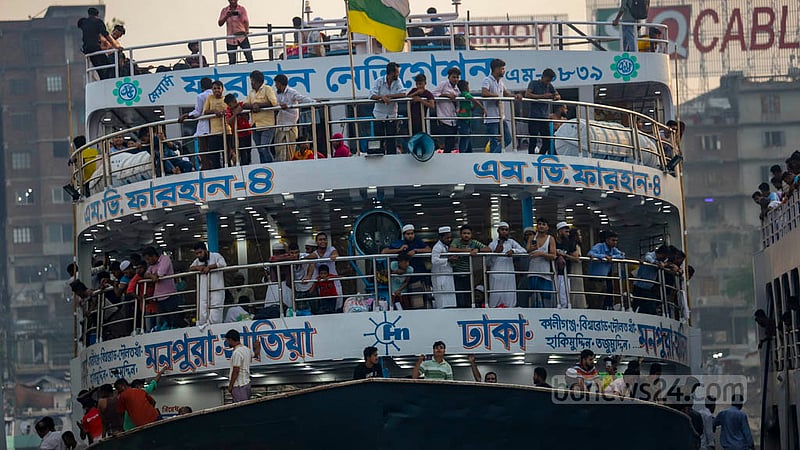 আগের মত যাত্রী না থাকলেও মোটামুটি যাত্রী নিয়ে হাতিয়ার উদ্দেশে ছেড়ে যাচ্ছে একটি লঞ্চ।&amp;nbsp;ছবি: মাহমুদ জামান অভি