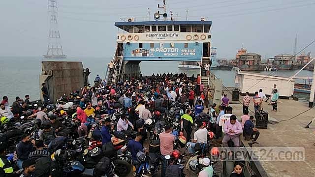 সেতুর নিচ দিয়েই পদ্মা পাড়ি দিচ্ছে মোটরসাইকেলবাহী ফেরি
