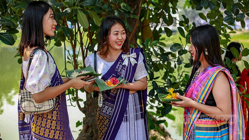 ঢাকার রমনা পার্কে বৈসাবির আয়োজনে পাহাড়ি নৃ-গোষ্ঠীর তরুণীরা আনন্দে মেতে উঠে।&amp;nbsp;ছবি: তাওহীদুজ্জামান তপু