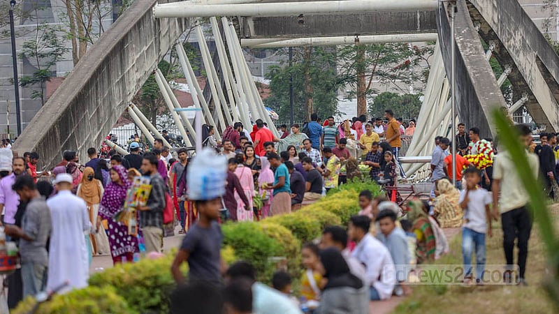 ঢাকার চন্দ্রিমা উদ্যানে শুক্রবার বিকালে কেউ এসেছে পরিবার নিয়ে ঘুরতে, তো কেউ এসেছে একাই।&amp;nbsp;ছবি: মাহমুদ জামান অভি