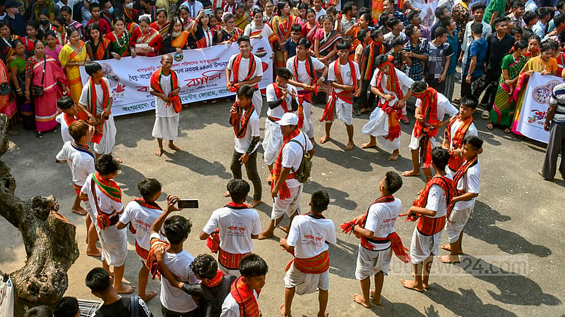 খাগড়াছড়িতে মঙ্গলবার বৈসাবি বর্ষবরণের অনুষ্ঠানে ঐতিহ্যবাহী নৃত্য পরিবেশন করছেন নৃ-গোষ্ঠীর শিল্পীরা। ছবি: সমির মল্লিক