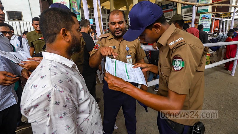 কমলাপুর রেলওয়ে স্টেশনে ঈদে ঘরমুখো মানুষদের টিকেটের নামের সাথে এনআইডি কার্ডের নাম মিলিয়ে দেখছে রেলওয়ে কর্তৃপক্ষ।&amp;nbsp;ছবি: মাহমুদ জামান অভি
