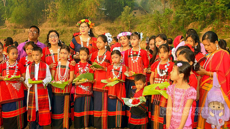 ‘বিজু’ উৎসবের প্রথম দিন ভোরের সূর্যোদয়ের সঙ্গে সঙ্গে নদীতে ফুল ভাসিয়ে দেওয়ার মাধ্যমে শুরু হয় চাকমাদের নতুন বছরকে বরণের আনুষ্ঠানিকতা। ছবি: সমির মল্লিক