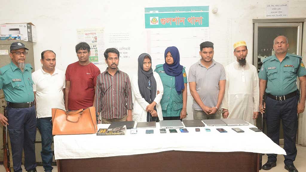 অ্যাপ্রন পরে, ভুয়া কার্ড ঝুলিয়ে বাসায় ঢুকে ‘চুরি’, গ্রেপ্তার ৬