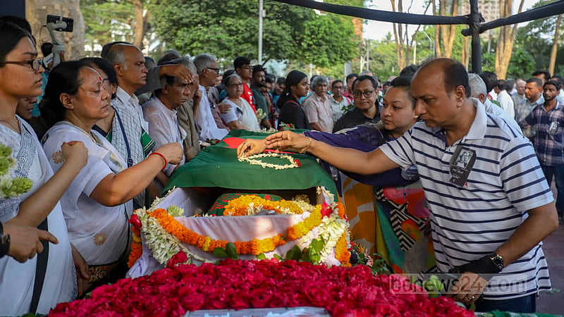 কেন্দ্রীয় শহীদ মিনারে প্রবীণ রাজনীতিক পঙ্কজ ভট্টাচার্যকে শ্রদ্ধা জানান বিভিন্ন পেশার মানুষ।&amp;nbsp;ছবি: মাহমুদ জামান অভি