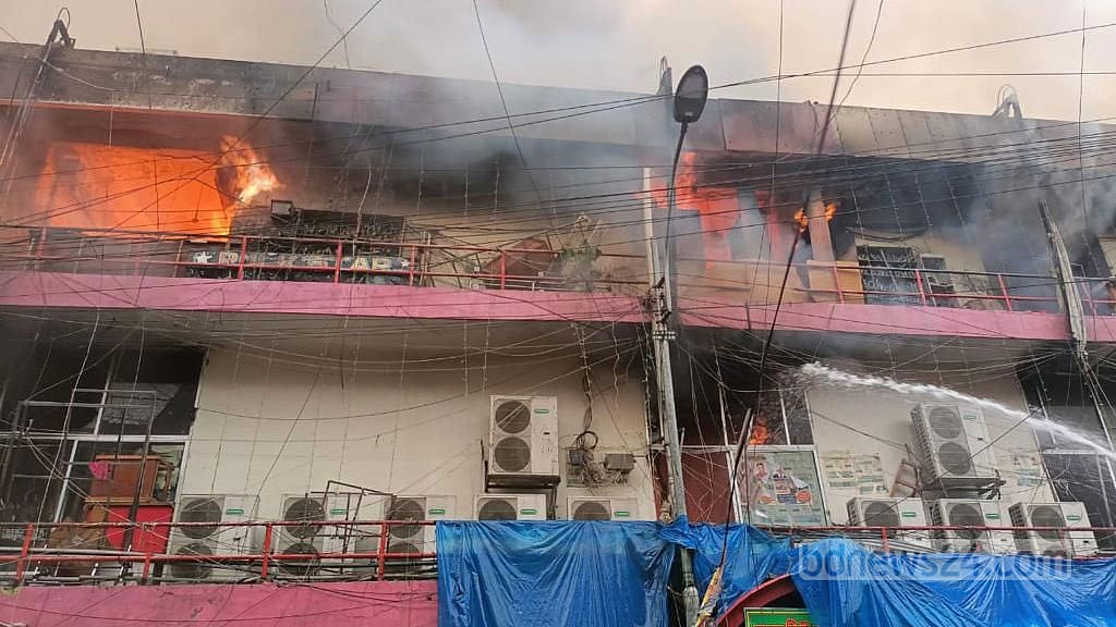 ঢাকার নিউ সুপার মার্কেটে আগুন, ৩ ঘণ্টা পরও ধোঁয়ায় ঢাকা চারিদিক