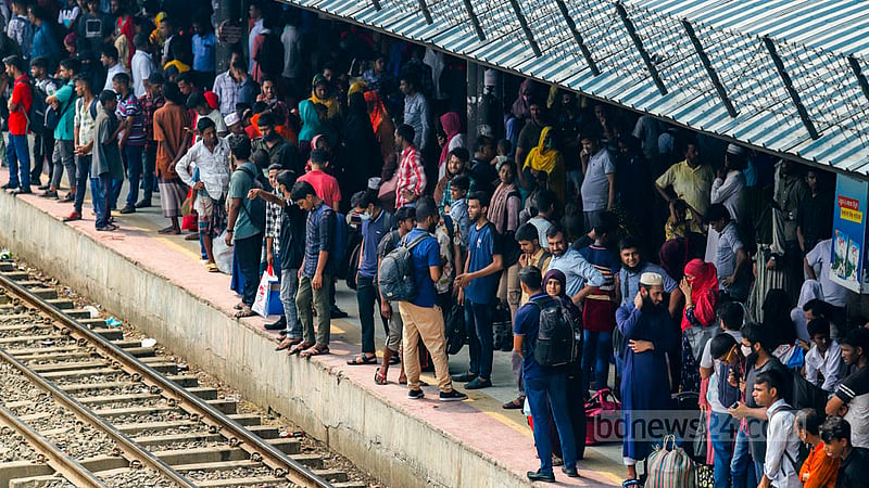 বিমানবন্দর রেলওয়ে স্টেশনে শুক্রবার সকাল থেকে ট্রেনের অপেক্ষায় ঈদে বাড়ি ফেরা মানুষের ভিড়।&amp;nbsp;ছবি: মাহমুদ জামান অভি