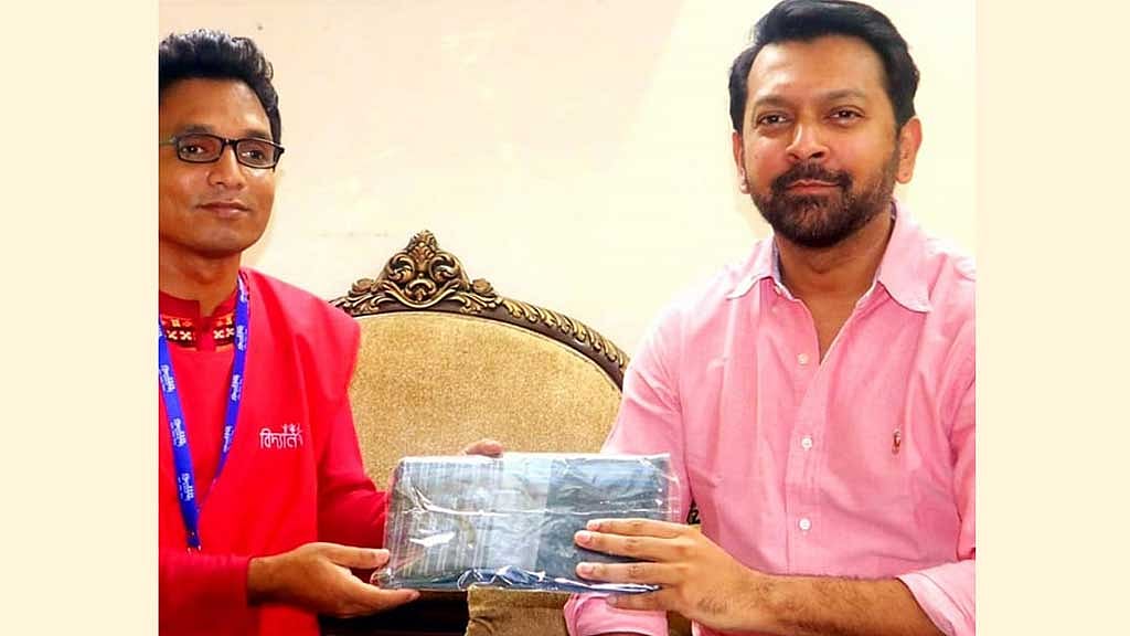 বঙ্গবাজারের পোড়া লুঙ্গি লাখ টাকায় কিনলেন তাহসান