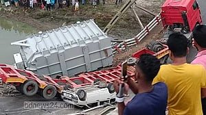 ভেঙেছে ঢাকা-ময়মনসিংহ মহাসড়কের লোহার সেতু