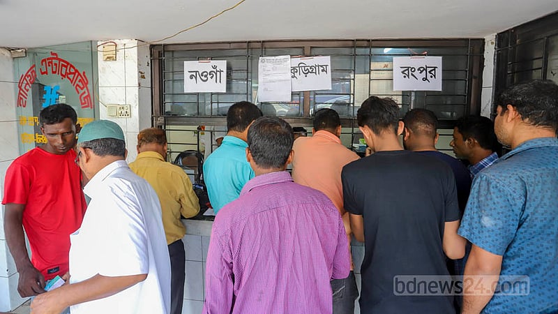 ঢাকার গাবতলীতে বাসের অগ্রিম টিকেট বিক্রির শুরু দিন শুক্রবার তেমন ভিড় ছিল না কাউন্টারে।&amp;nbsp;ছবি: আসিফ মাহমুদ অভি