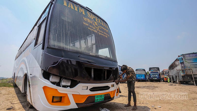 মেরামতের পর রঙ করায় নতুন চেহারা পাচ্ছে পুরনো বাস; লক্ষ্য ঈদে ঘরমুখো যাত্রী।&amp;nbsp;ছবি: আসিফ মাহমুদ অভি