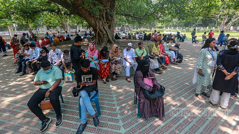 ঢাকা বিশ্ববিদ্যালয়ের চারুকলা ইউনিটের ভর্তি পরীক্ষা চলাকালে শনিবার ঢাকা বিশ্ববিদ্যালয়ের কলাভবন কেন্দ্রের বাইরে অভিভাবকদের অপেক্ষা।&amp;nbsp;ছবি: তাওহীদুজ্জামান তপু