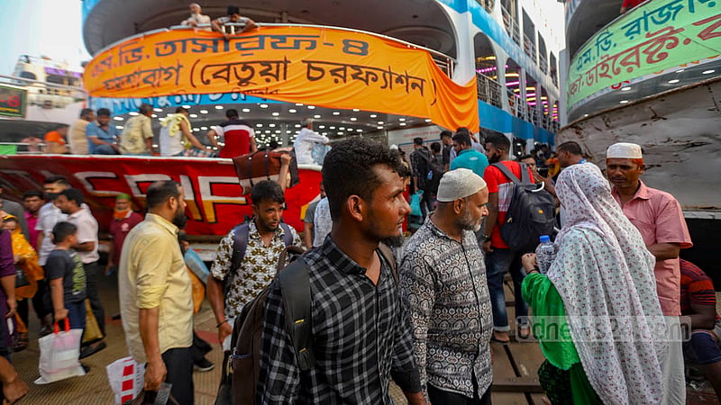 ঈদযাত্রায় সদরঘাট লঞ্চ টার্মিনালে গত বছরের মতো ভিড় নেই এবার।&amp;nbsp;ছবি: মাহমুদ জামান অভি