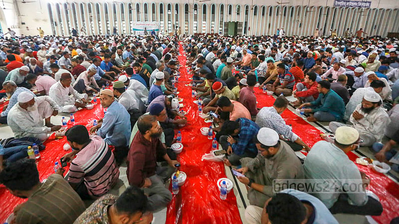 জাতীয় মসজিদ বায়তুল মোকাররমে বৃহস্পতিবার ইফতারের অপেক্ষায় রোজাদারেরা। ছবি: তাওহীদুজ্জামান তপু