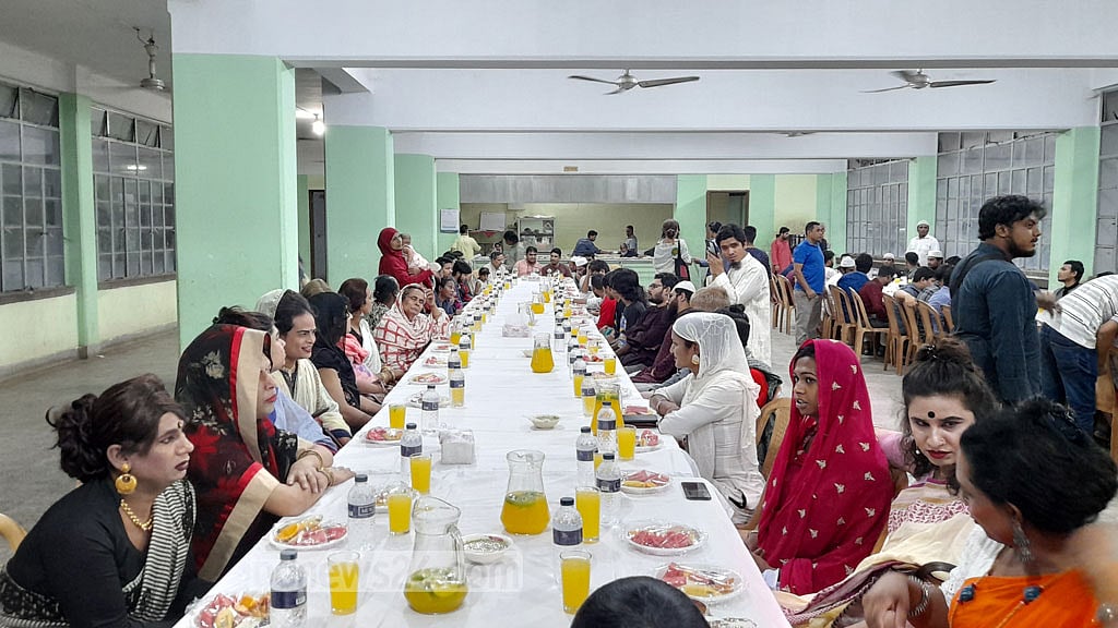 প্রতিবন্ধী ও ট্রান্সজেন্ডারদের নিয়ে ইফতার করল ‘বৃহন্নলা’