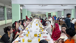 প্রতিবন্ধী ও ট্রান্সজেন্ডারদের নিয়ে ইফতার করল ‘বৃহন্নলা’