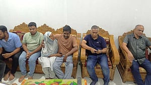 কারামুক্ত সাংবাদিক শামস ফিরেছেন মায়ের কাছে