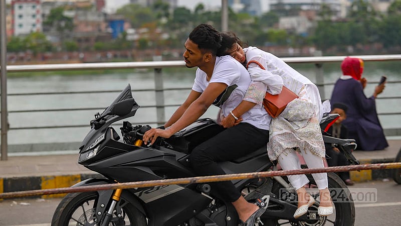 শুধু ঈদের ছুটি বলে নয়, বেপরোয়া গতিতে হাতিরঝিলে মোটরসাইকেল চালানোর এ চিত্র অনেকটা নিয়মিত হয়ে উঠেছে যে কোনো বন্ধের দিনে।&amp;nbsp;ছবি: মাহমুদ জামান অভি