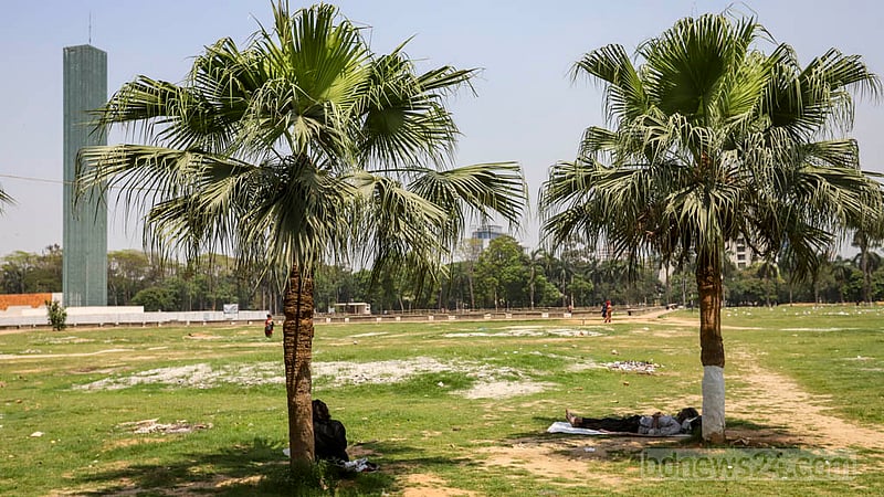 চৈত্রের শেষে কাঠফাটা রোদ, সোহরাওয়ার্দী উদ্যানে গাছের ছায়ায় একটু ঘুমিয়ে নিচ্ছেন একজন। পাশেই একজন&amp;nbsp; বিশ্রাম নিচ্ছেন।&amp;nbsp;ছবি: আসিফ মাহমুদ অভি