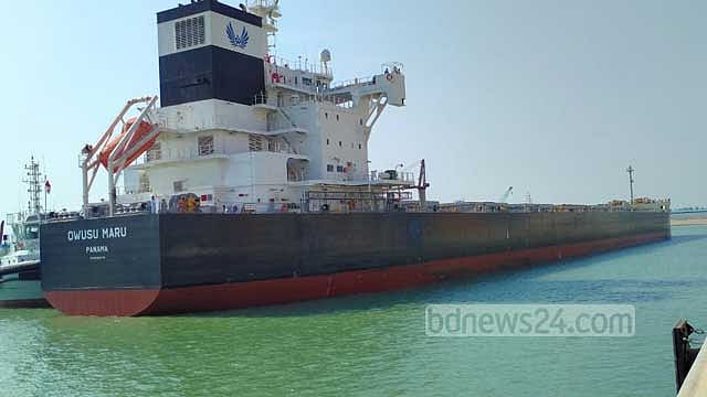 দেশের ইতিহাসে সবচেয়ে বড় জাহাজ ভিড়ল মাতারবাড়িতে