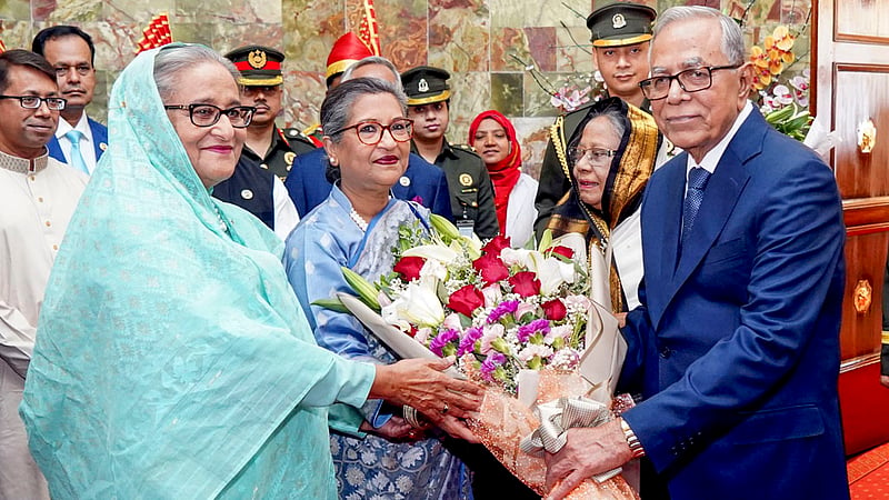 বঙ্গভবনে সোমবার বিদায়ী রাষ্ট্রপতি আবদুল হামিদকে শুভেচ্ছা জানান প্রধানমন্ত্রী শেখ হাসিনা ও তার ছোটবেন শেখ রেহানা। ছবি: পিএমও