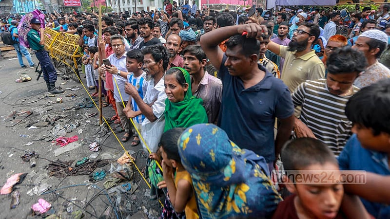 ঢাকার বঙ্গবাজারে বৃহস্পতিবার পুলিশের ব্যারিকেডের সামনে ভিড় করে উৎসুক জনতা।&amp;nbsp;ছবি: তাওহীদুজ্জামান তপু