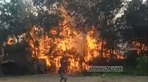 মাদারীপু‌রে পু‌ড়ে গে‌ছে ৫ পরিবারের ১১টি ঘর