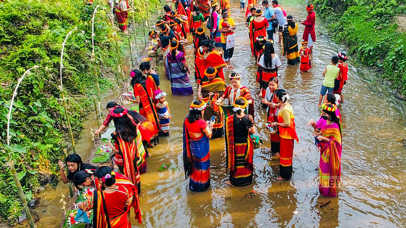 খাগড়াছড়ির খাগড়াপুর এলাকার ত্রিপুরা নারীরা বৈসু উদযাপনে ঐতিহ্যবাহী পোশাক ‘রিনা-রিসাই’ পরে জড়ো হন পাহাড়ি ছড়ায়।&amp;nbsp;ছবি: সমির মল্লিক