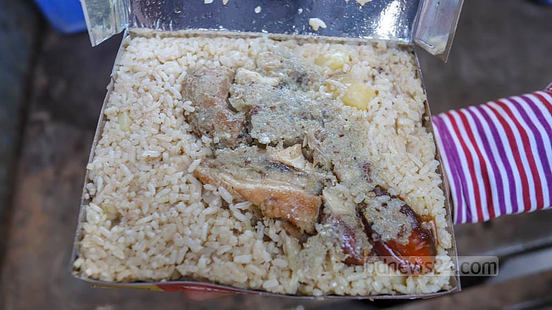 ঢাকার বনানী ১১ নম্বর সড়কে রাস্তার পাশে ফুটপাতে ছিন্নমূল ও নিম্ন আয়ের মানুষের ইফতারে একেক দিন থাকে একেক ধরনের খাবার। ছবি: আসিফ মাহমুদ অভি