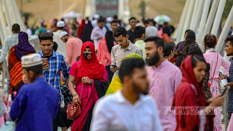 ঈদের ছুটি শেষ সাপ্তাহিক বন্ধের দিনে শুক্রবার বিকালে ঢাকার চন্দ্রিমা উদ্যানে মানুষের উপচেপরা ভিড়।&amp;nbsp;ছবি: মাহমুদ জামান অভি