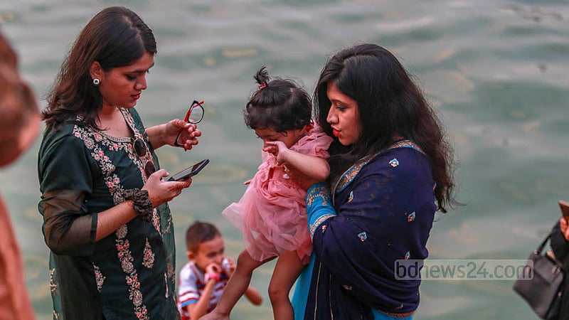 ঢাকার হাতিরঝিলে শনিবার বড়দের সঙ্গে ছিল শিশুরাও।&amp;nbsp;ছবি: তাওহীদুজ্জামান তপু