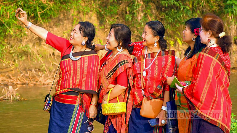 ‘ফুল বিজু’ উৎসবের স্মৃতি ধরে রাখতে ছবি তোলেন অনেকে। ছবি: সমির মল্লিক