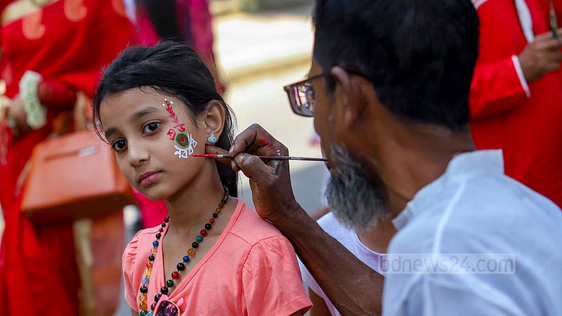 বর্ষবরণ উৎসবে আসা এক শিশু মুখে এঁকে নিল বৈশাখী আলপনা।&amp;nbsp;ছবি: মাহমুদ জামান অভি