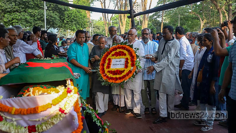 কেন্দ্রীয় শহীদ মিনারে প্রবীণ রাজনীতিক ও বীর মুক্তিযোদ্ধা পঙ্কজ ভট্টাচার্যকে বিভিন্ন সংগঠনের পক্ষ থেকে শ্রদ্ধা জানানো হয়।&amp;nbsp;ছবি: মাহমুদ জামান অভি