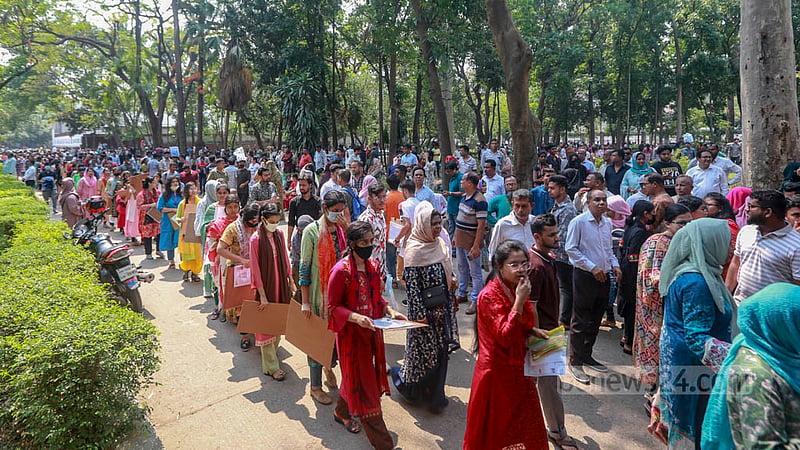 ঢাকা বিশ্ববিদ্যালয়ের চারুকলা ইউনিটের ভর্তি পরীক্ষায় অংশ নিতে শনিবার সকালে বিশ্ববিদ্যালয় কলাভবন কেন্দ্রে প্রবেশ করছেন পরীক্ষার্থীরা।&amp;nbsp;ছবি: তাওহীদুজ্জামান তপু