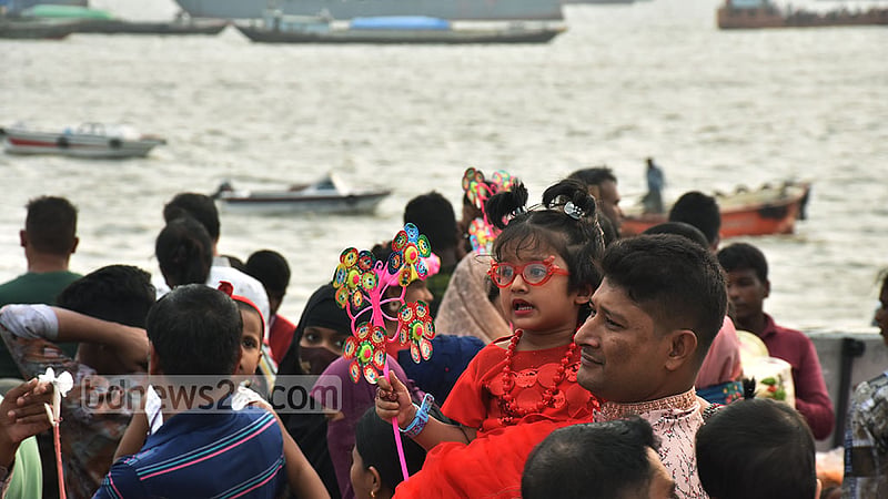চট্টগ্রামের অন্যতম বিনোদন কেন্দ্র পতেঙ্গা সমুদ্র সৈকতে স্বজনদের সঙ্গে আনন্দে মেতেছে শিশুরা।&amp;nbsp;ছবি: সুমন বাবু